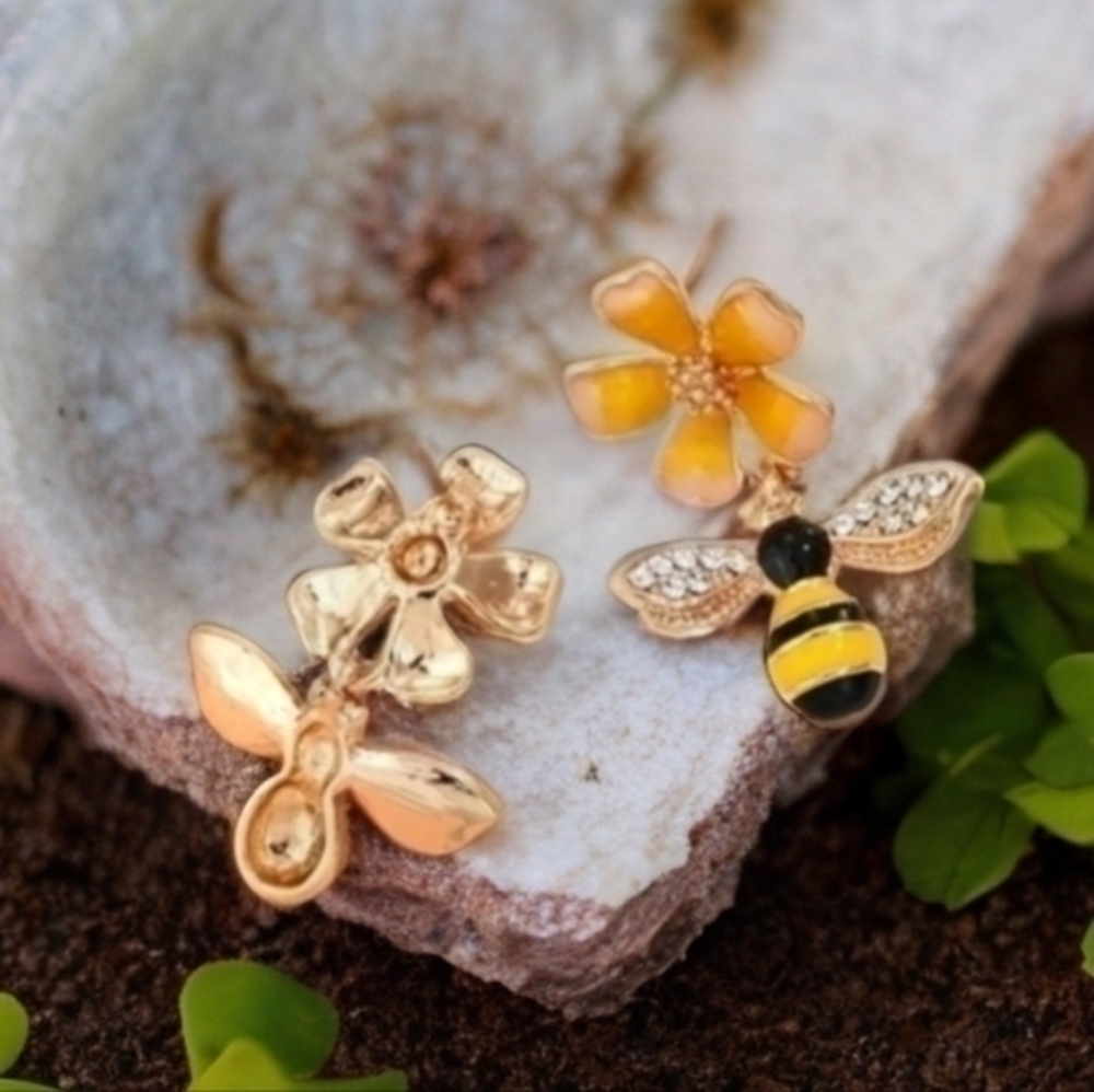 BETSEY JOHNSON BUSY BEE EARRINGS - Picture 2 of 3